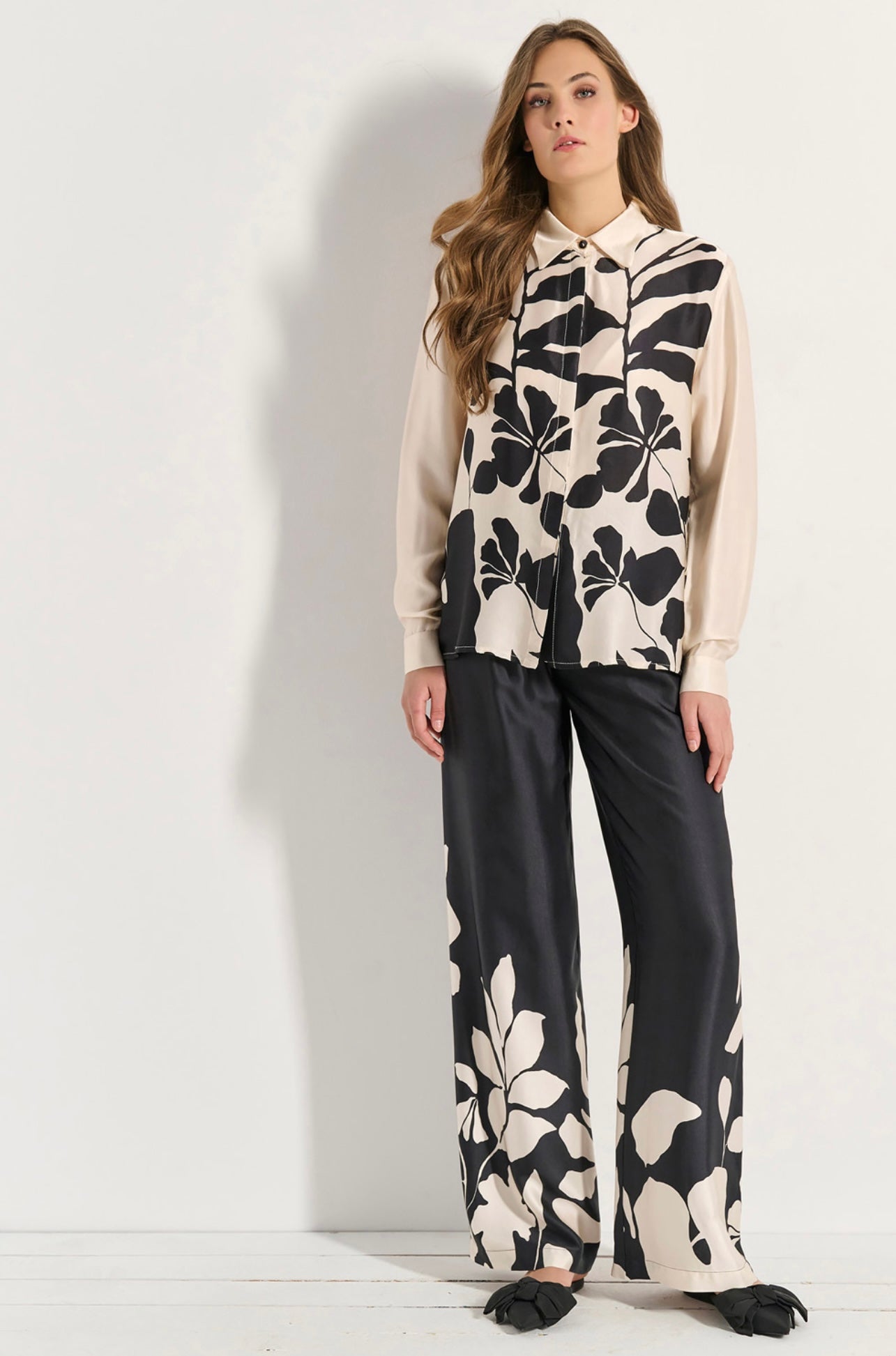 MATIS OFF WHITE & BLACK WITH DESIGN