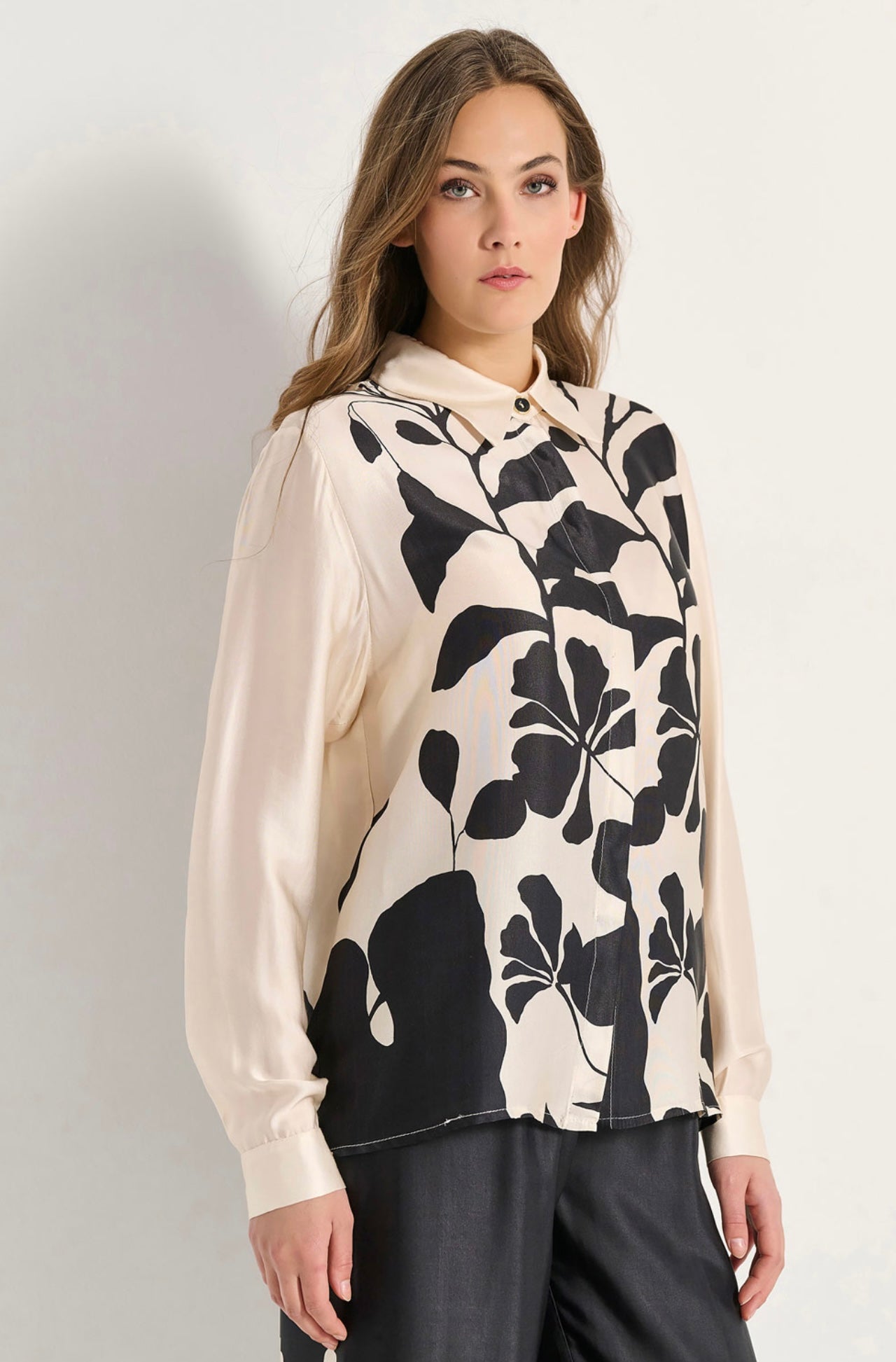 MATIS OFF WHITE & BLACK WITH DESIGN