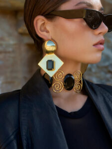 TOLMI EARRINGS (GOLD/BLACK)